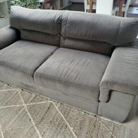 Divano in tessuto grigio/marrone.