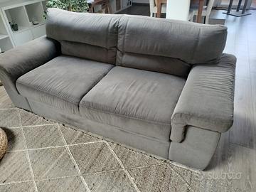 Divano in tessuto grigio/marrone.