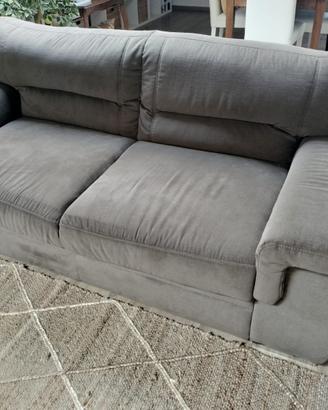 Divano in tessuto grigio/marrone.