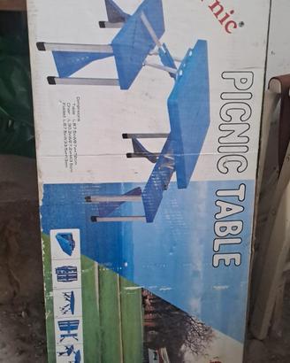 Tavolo da picnic nuovo ancora imballato. 
