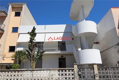 Indipendente 2 livelli ampia metratura e giardino