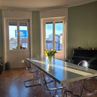 Tavolo gambe tulip e rivestimento geometrico