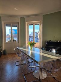 Tavolo gambe tulip e rivestimento geometrico