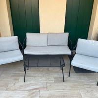 Divano poltrone e tavolo da esterno