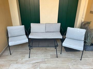 Divano poltrone e tavolo da esterno