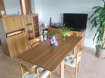 MOBILI E TAVOLO PRANZO CON SEDIE