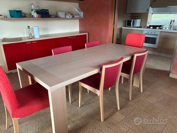 Tavolo con sedie 