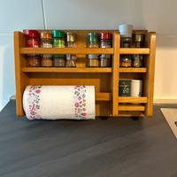 Portaspezie e portarotolo in legno massiccio