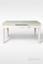 Tavolo in legno massello con cassetto