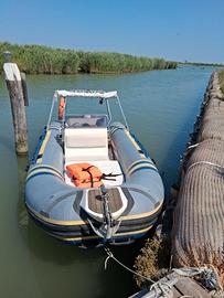 Gommone marca Marlin, modello 530, con carrello.