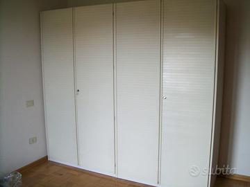 Enorme armadio bianco serrature cassettiere