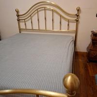 Letto matrimoniale in ferro battuto.