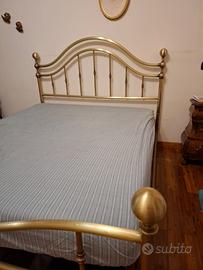 Letto matrimoniale in ferro battuto.