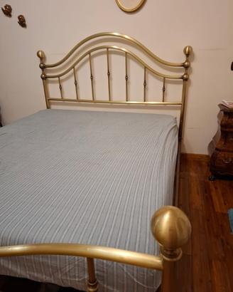 Letto matrimoniale in ferro battuto.