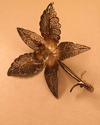 Spilla da giacca fatta a mano in argento filigrana