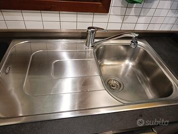 lavabo una vasca con rubinetto 