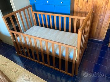 Lettino da bambino in legno color noce