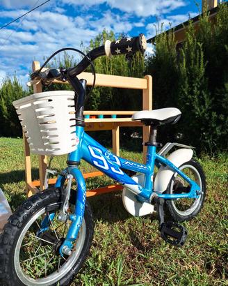 Bicicletta azzurra bimba