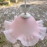 Lampadario vintage rosa in vetro ondulato