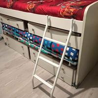 Letto doppio con due scrivanie integrate