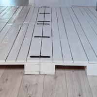 letto matrimoniale realizzato con pallets bianchi 