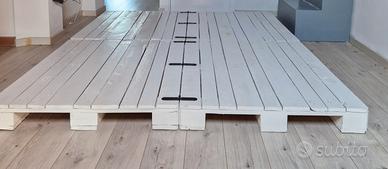 letto matrimoniale realizzato con pallets bianchi 