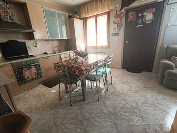 Trivano con due balconi, posto auto coperto