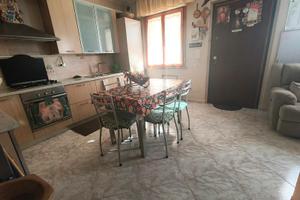 Trivano con due balconi, posto auto coperto