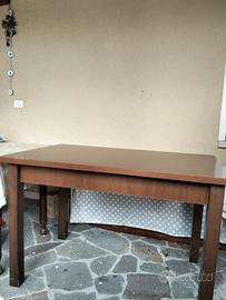 Tavolo con cassetto colore noce