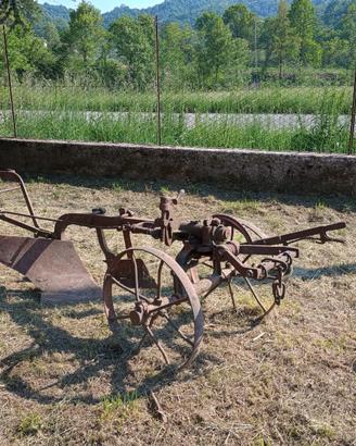 Aratro antico in ferro
