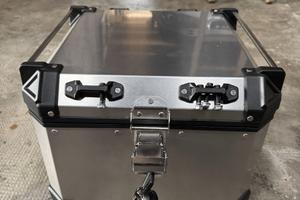 Bauletto posteriore Moto Guzzi V85TT con piastra