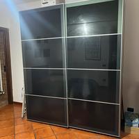 Armadio IKEA con ante scorrevoli in vetro