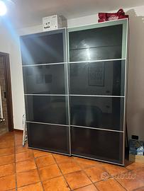 Armadio IKEA con ante scorrevoli in vetro