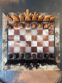 Scacchiera in marmo con scacchi intagliati legno