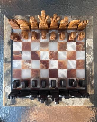 Scacchiera in marmo con scacchi intagliati legno