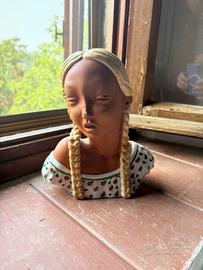 Busto femminile vintage in terracotta policroma