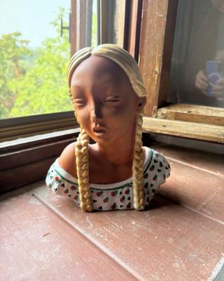 Busto femminile vintage in terracotta policroma