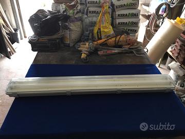 Plafoniera al neon stagna