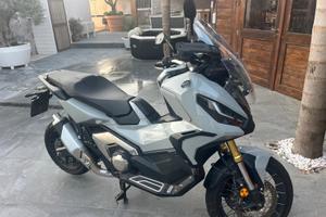 Moto X-ADV 750 grigio