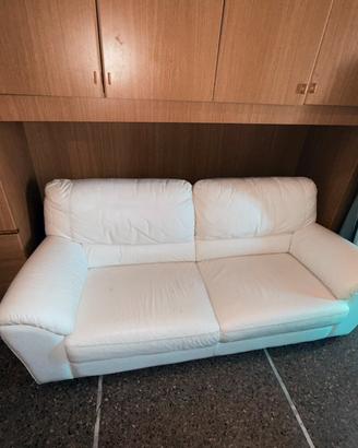 Set mobili: divano, tavolo IKEA e 2 sedie