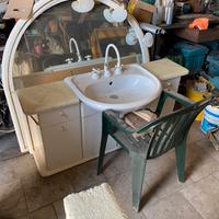 Mobile bagno vintage con lavabo e specchio
