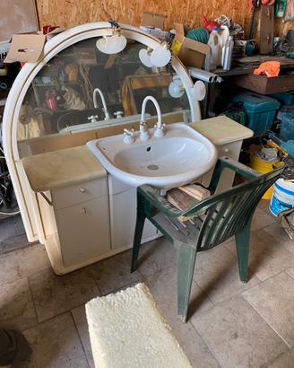 Mobile bagno vintage con lavabo e specchio