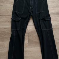 Pantaloni cargo neri con cuciture bianche