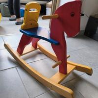 Cavallo a dondolo in legno