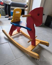 Cavallo a dondolo in legno