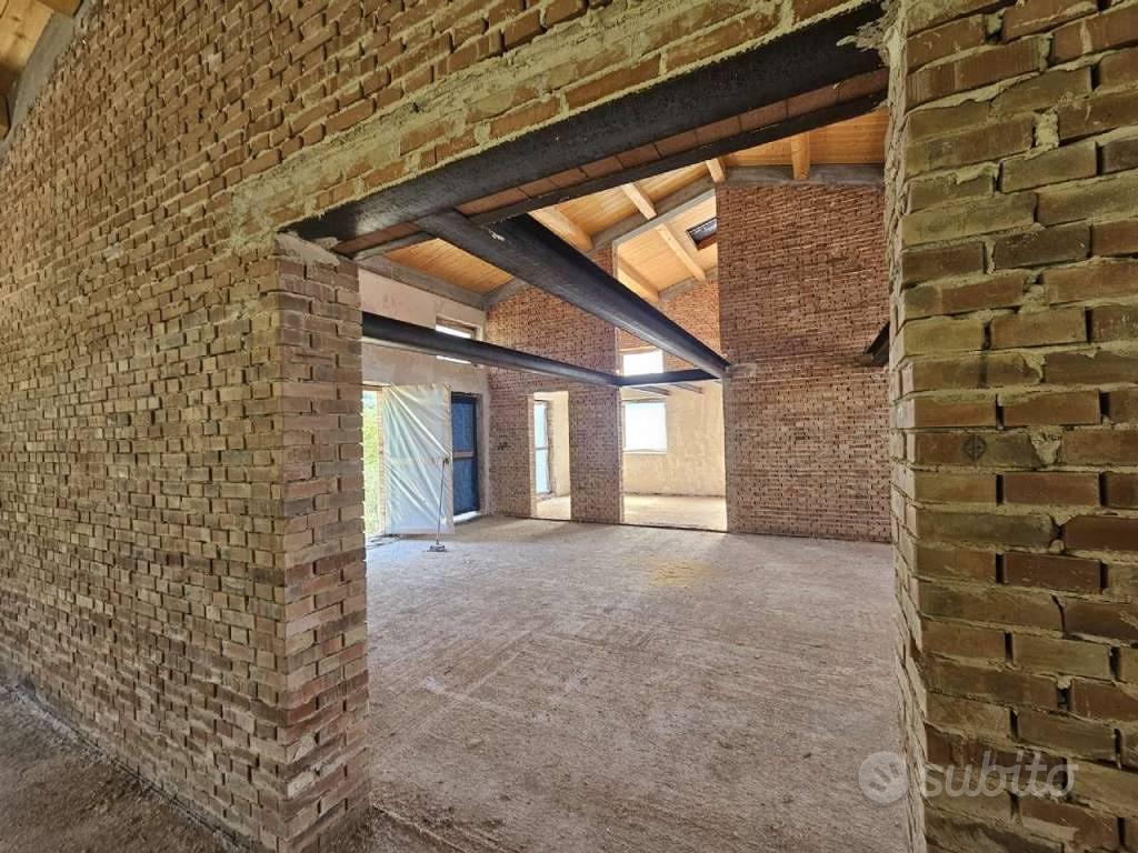 Rustico / Casale di 400 m² con più di 5 locali a P - Vista 4