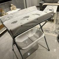 Fasciatoio con vasca da bagno