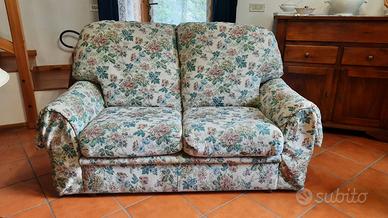 Divano due posti. Solo ritiro a mano.