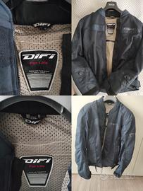 Due giubbotti per moto.