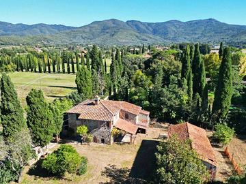 Rustico / Casale di 310 m² con più di 5 locali e b
